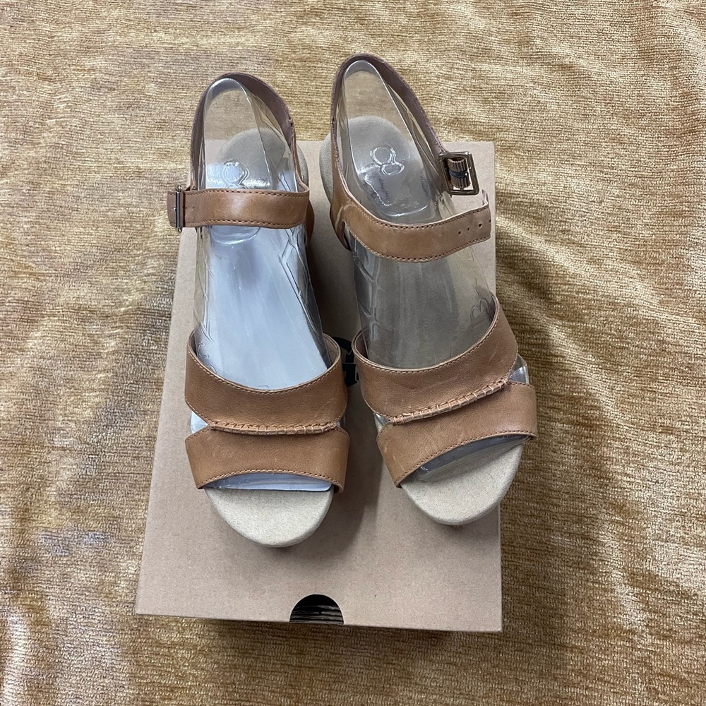 Ugg Berryessa wedge style leather open toe sandal